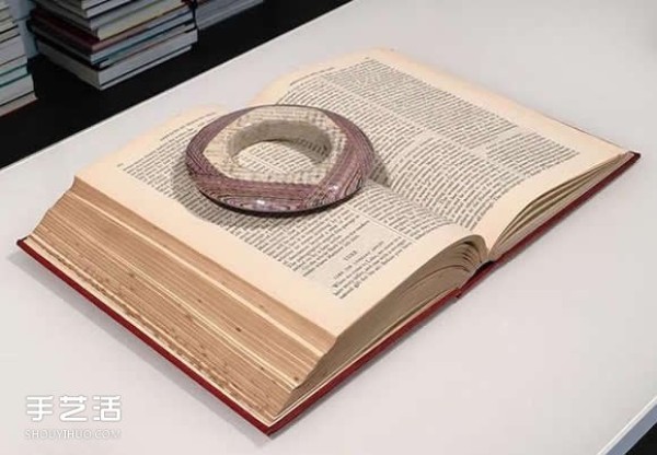 Jewelry made from old books and newspapers has the flavor of time~