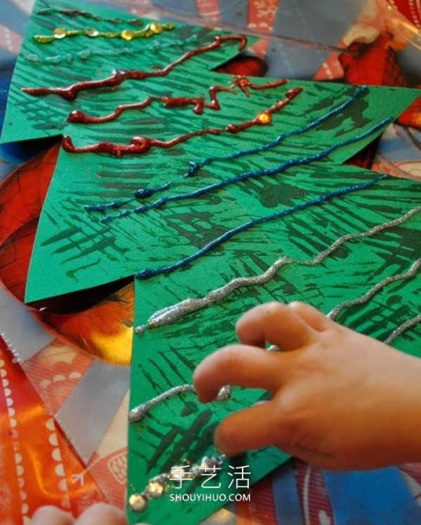 How to make a handmade cardboard Christmas tree in kindergarten is simple and fun