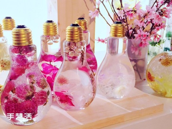 Japanese flower artist creates super dreamy light bulb floral decorations