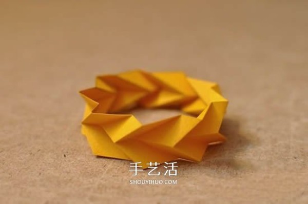 An illustrated tutorial on folding a bracelet using cardboard will teach you how to fold a three-dimensional geometric bracelet