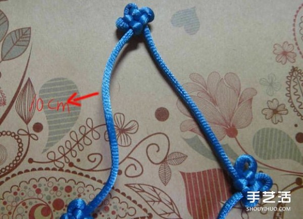 Illustration of the most basic sorrel knot and its combination of Ruyi knots