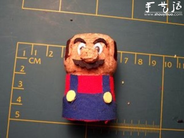 Tutorial on DIY Mario with red wine cork