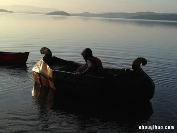 Using cardboard to make a Viking rowing boat that can seat four people! 