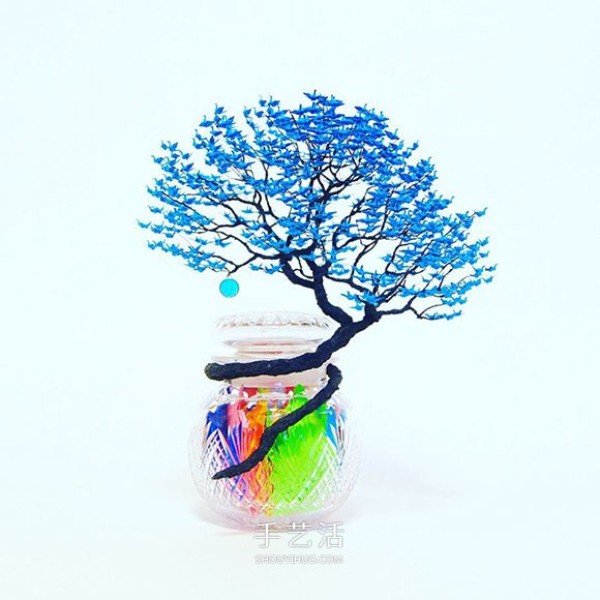 Growing branches of blessing! A potted tree with 1,000 paper cranes standing there