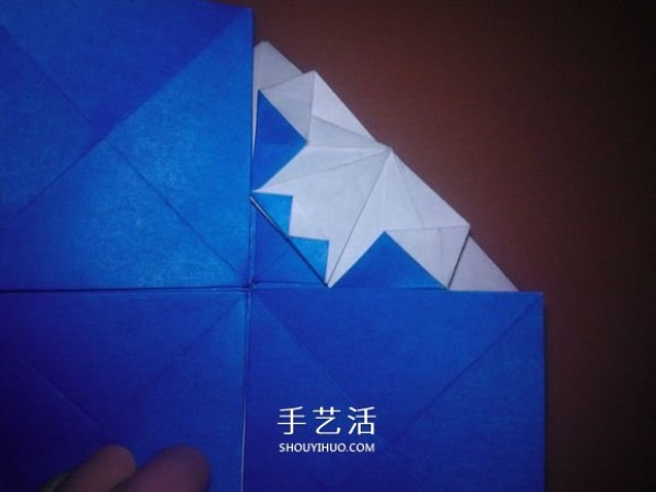 An illustration of how to fold a flat crab into an origami-like crab