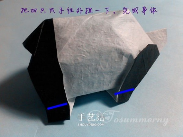 The national treasure giant panda is folded with illustrations of two pieces of paper origami panda steps