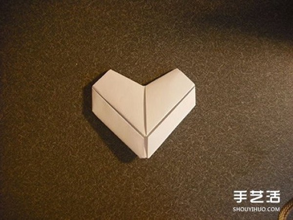 Three-dimensional heart-shaped origami diagram showing the steps of folding a three-dimensional love