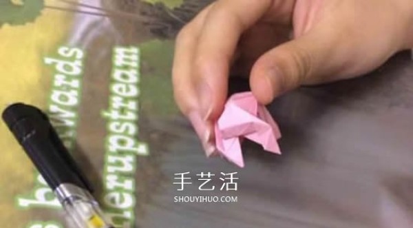 Tutorial on folding flowers on sticky notes with mini rose origami illustrations