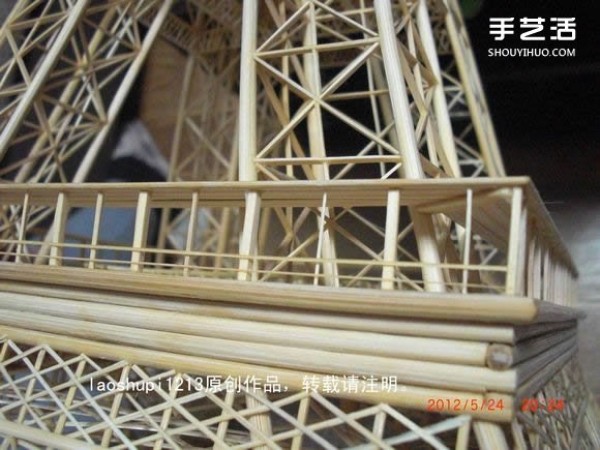 A detailed illustrated tutorial on making a model of the Eiffel Tower using chopsticks and bamboo skewers