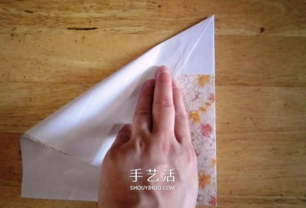 Detailed step-by-step diagram of the folding method of hand-made origami rice dumplings for the Dragon Boat Festival