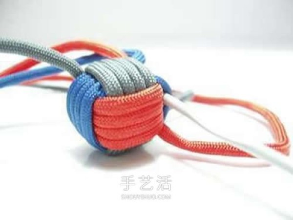 Picture of knitting a ball pendant with paracord, how to knit a ball pendant with paracord法