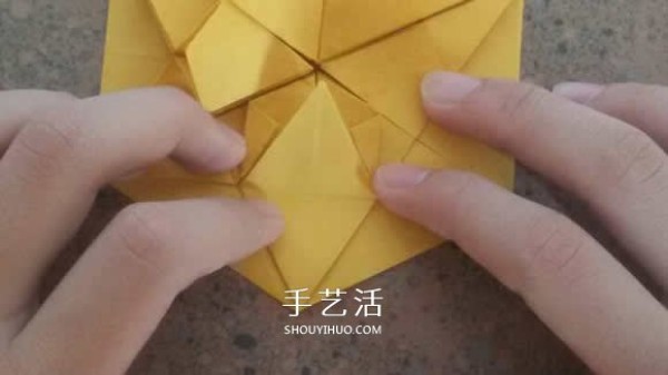 How to fold beautiful paper flowers, step-by-step illustration of hand-made origami six-pointed star flower