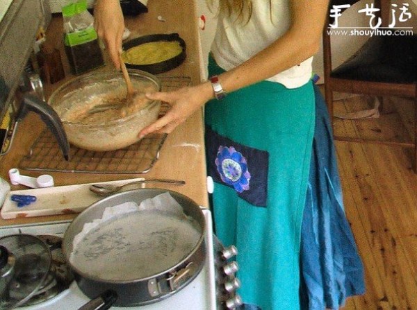 Tutorial on how to make a T-shirt into an apron by hand