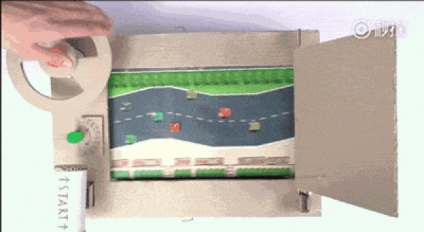 A racing game console made of cardboard can really run! 