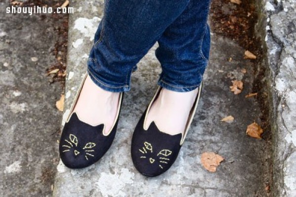 Flat cloth shoes are handmade into DIY funny cat facial makeup shoes