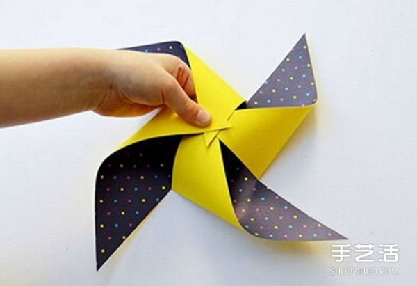 Handmade origami windmill illustrated tutorial, simple process of making a windmill for children