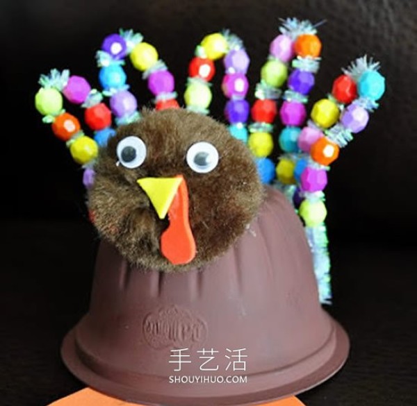 Tutorial on how to make a turkey using jelly cup waste by hand