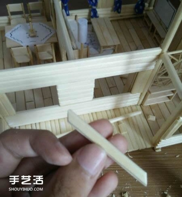 Disposable chopsticks are used to hand-make a life-like villa model, the steps are complete! 