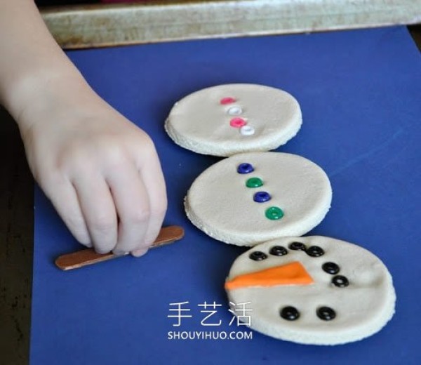 Tutorial on how to make hand-made snowman refrigerator magnets with dough