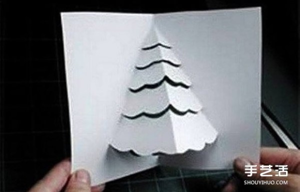 Detailed illustrated steps for making a three-dimensional Christmas tree greeting card