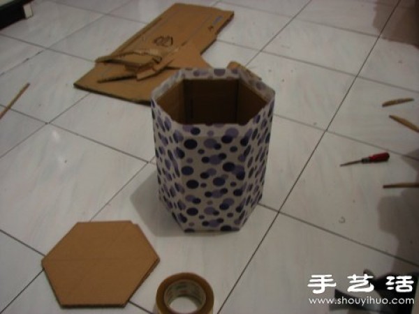 Illustration of using waste cartons to make a trash can by hand