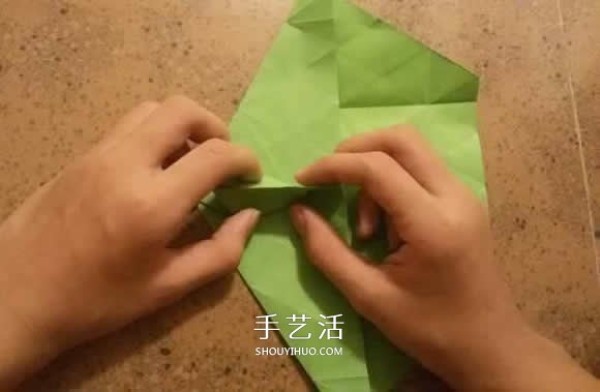 How to fold beautiful paper flowers, step-by-step illustration of hand-made origami six-pointed star flower