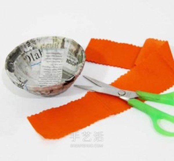 Disposable plastic bowl waste is used to make beautiful gift baskets by hand