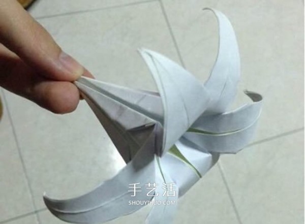 Illustration of how to fold paper lilies, step-by-step instructions for folding lilies