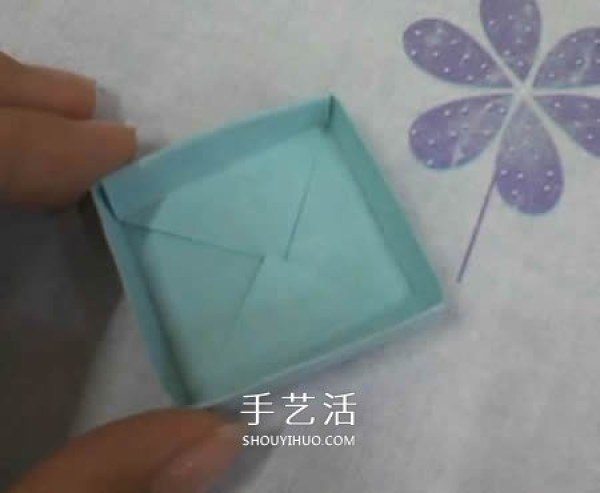 The folding method of the square packaging box with lid also includes the bow tie on the lid