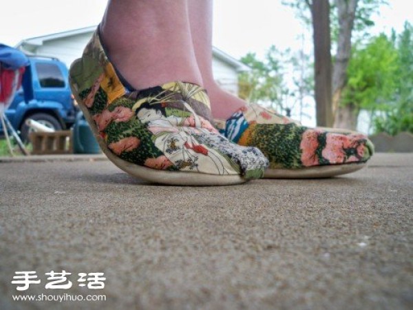 Old cloth shoes are transformed into DIY fashionable pastoral style fabric shoes