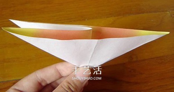 A piece of paper to fold a lily, a simple and beautiful lily origami