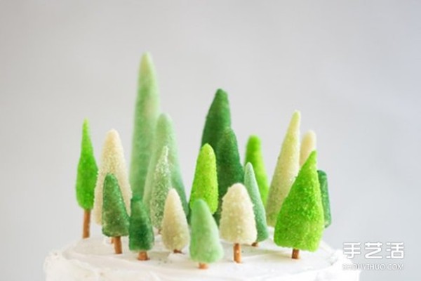 How to make a candy Christmas tree and make a homemade mini pine tree to decorate a birthday cake