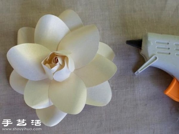 Illustrated tutorial on handmade gardenias made from cardboard