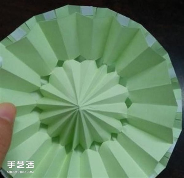 The folding method of a small three-dimensional umbrella illustrates how to make a paper umbrella for children