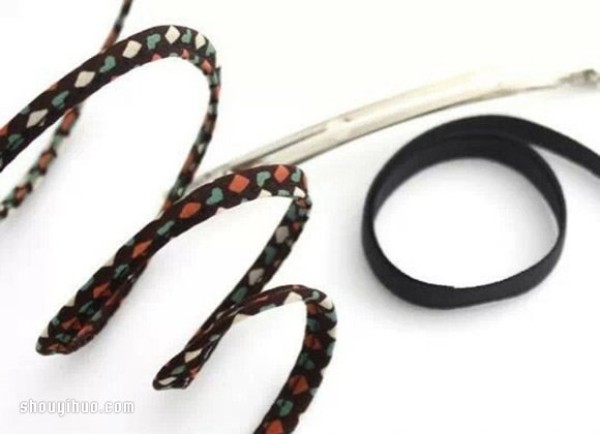 Illustration of how to make fabric bow hairpins