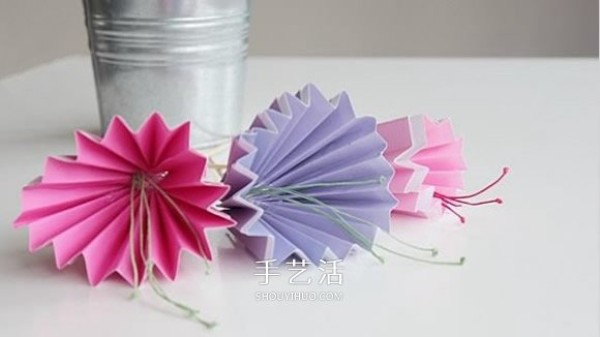 A simple and beautiful paper flower tutorial for young children to make cardboard flowers