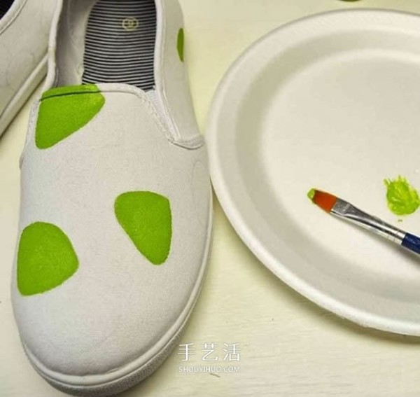 How to transform white canvas shoes by transforming white canvas shoes by hand-painting