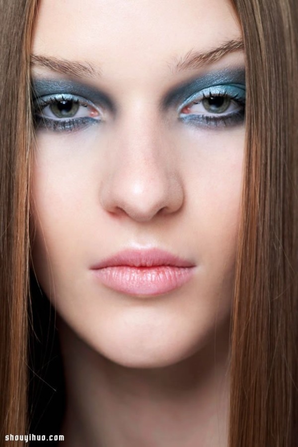 Year-end party must-haves: bold and eye-catching metallic eye makeup