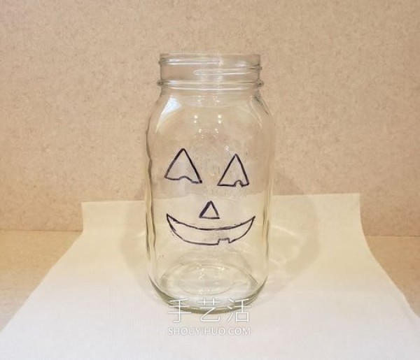 Tutorial on how to make pumpkin lanterns by using waste glass jars