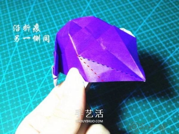 Illustration of how to fold a three-dimensional car, how to fold a hand-made origami car