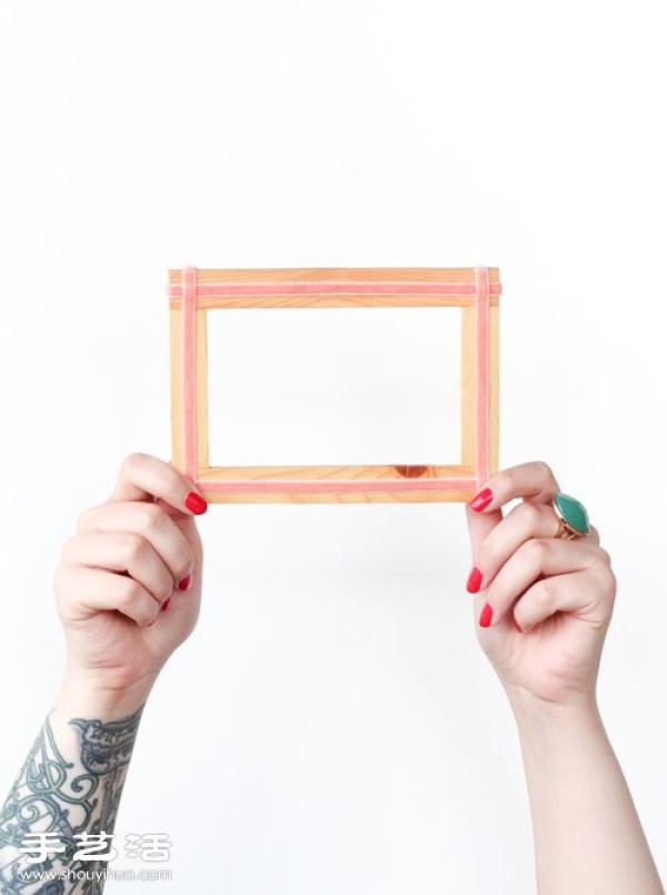 Illustrated tutorial on how to simply remodel a wooden photo frame by hand using ribbons