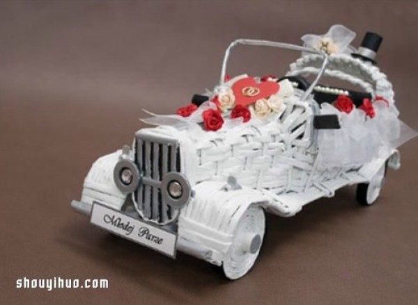 Use old newspapers and corrugated paper to weave to make a beautiful wedding car model