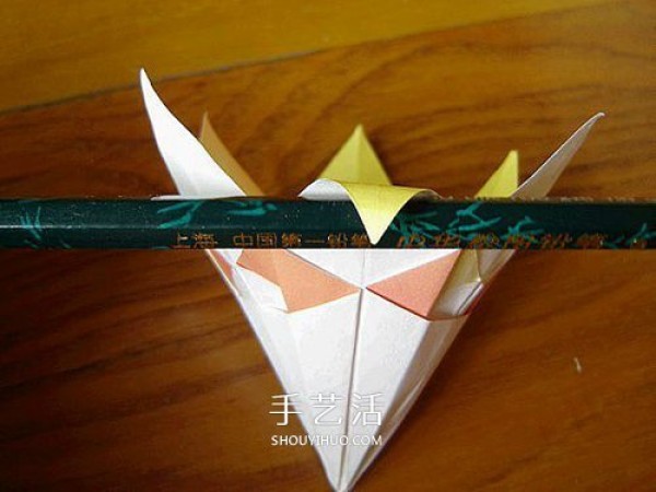 A piece of paper to fold a lily, a simple and beautiful lily origami