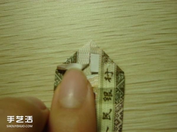 Paper money origami camera illustration and a detailed explanation of how to fold a dollar bill into a camera