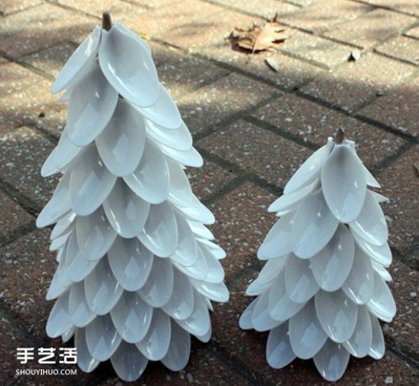 Tutorial on DIY handmade three-dimensional Christmas tree with disposable spoon