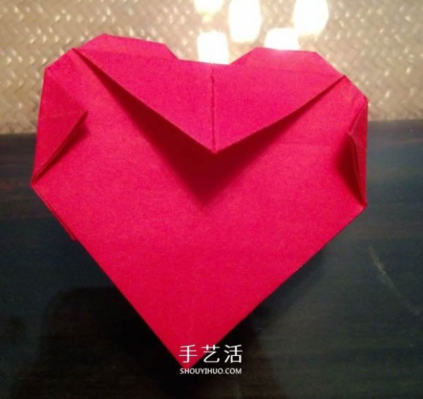 How to fold a heart with a happy heart, origami with an illustrated tutorial of "heart in full bloom" border="0" width="580" height="502 " src="https://img.111diy.com/timthumb.php?src=/d/file/20220112/ih2iyw1cieh.jpg" /></p>
<p>Fold down the top corners. </p>
<p align="center"><img alt="How to fold an elated heart origami heart Illustrated tutorial"  alt=