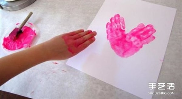 How to make a love greeting card, print all your hands and feet on it