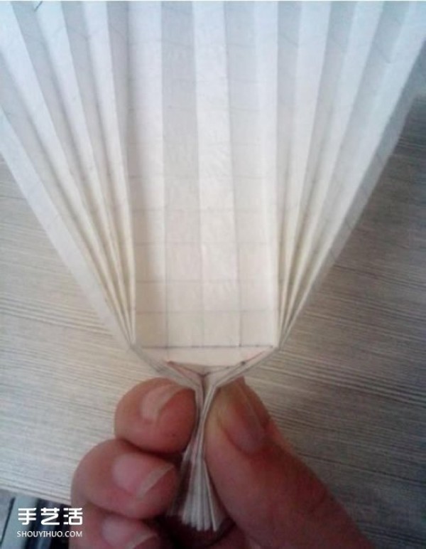 The origami method of a beautiful angel and the illustration of folding a three-dimensional angel by hand