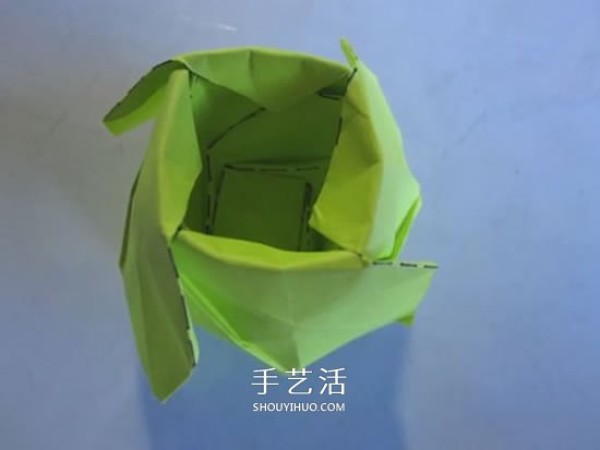 The origami illustration of the original paper rose is very detailed