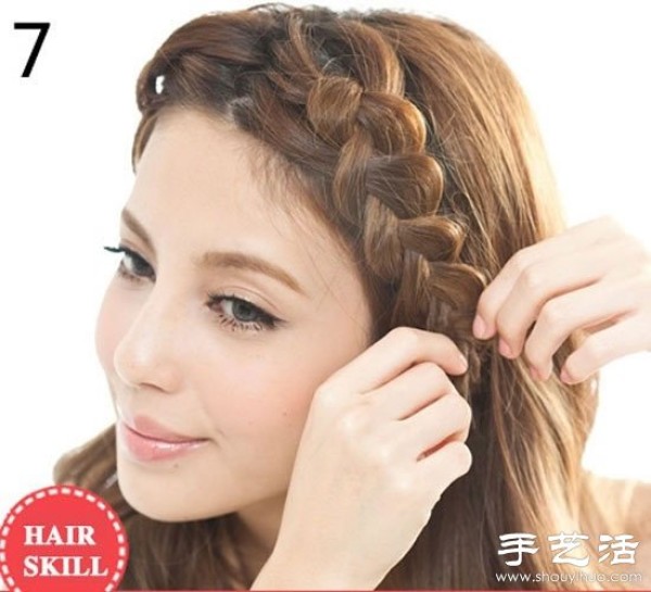 Braided hair with bangs makes girls have a small and delicate face